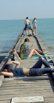  ??  ?? Tintarella Clima estivo sulle spiagge venete, dove ieri c’è perfino chi ha fatto il bagno (Errebi)