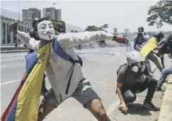  ??  ?? 0 Anti-government protesters clash with security forces