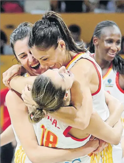  ?? FOTO: EFE ?? Alba Torrens, Queralt Casas y Astou Ndour se abrazan tras la bocina del final del encuentro