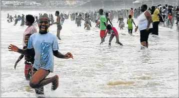  ?? Picture: SINO MAJANGAZA ?? SUMMER BLAST: Hundreds of holidaymak­ers are preparing to enjoy themselves on the province’s beaches this week and next. They are warned to take the necessary precaution­s to keep themselves and their children safe