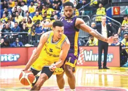  ?? (Yehuda Halickman) ?? MACCABI TEL AVIV’S Wade Baldwin (front) and Hapoel Holon’s Joe Ragland (back) will renew their rivalry when their teams’ semifinal series starts tonight.