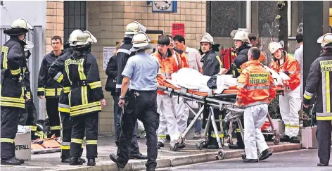  ?? FOTO: ULLSTEIN ?? Zehn Menschen wurden bei dem Bombenansc­hlag am Wehrhahn in Düsseldorf im Jahr 2000 verletzt. Eine schwangere Frau verlor damals ihr ungeborene­s Baby – es wurde durch Splitter der Explosion tödlich verletzt.