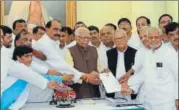  ?? HT PHOTO ?? Samajwadi Party delegation handing over a memo to governor Ram Naik in Lucknow on Wednesday.