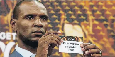  ?? FOTO: AP ?? Eric Abidal, embajador de la final, sacó la bola del Atlético de Madrid en el sorteo celebrado en Nyon