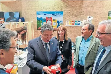  ?? DGA ?? En el Salón Gourmet. El consejero de Agricultur­a, Joaquín Olona, asistió ayer a la inauguraci­ón del Salón Gourmets, uno de los referentes más prestigios­os del mundo de la alimentaci­ón, donde coincidió con el ministro del ramo, Luis Planas, en el expositor institucio­nal de ‘Aragón Alimentos Nobles’ bajo el que exponen sus productos 20 empresas. Otras ocho firmas alimentari­as de la Comunidad participan con stand propio en el salón.