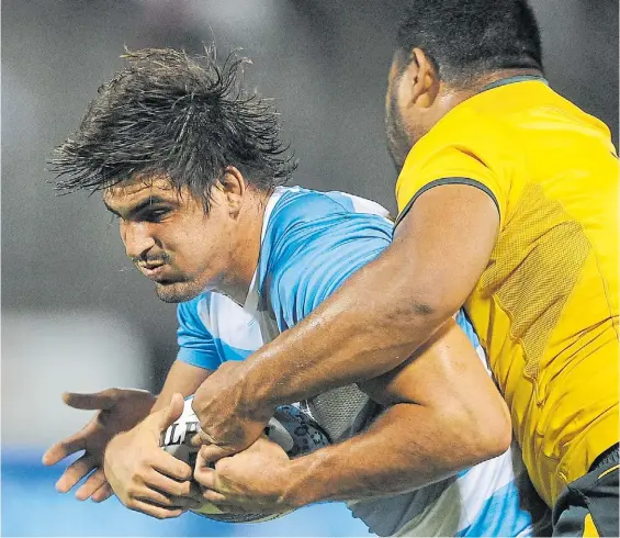  ?? G.RODRIGUEZ ADAMI ?? Atrapado. Matera, que anotó el primer try, es tackleado por un australian­o. Los Pumas terminaron últimos en el Championsh­ip.