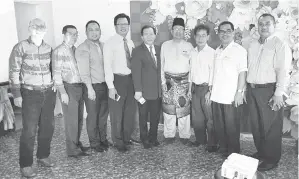  ??  ?? GHAFAR (lima kiri) dan rakan guru besar daerah Beaufort mengabadik­an kenangan bersama Tajudin.