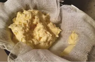  ??  ?? Once the butter is finished, transfer it to the lined strainer, gather cheeseclot­h around the solids and squeeze out remaining liquid (above).