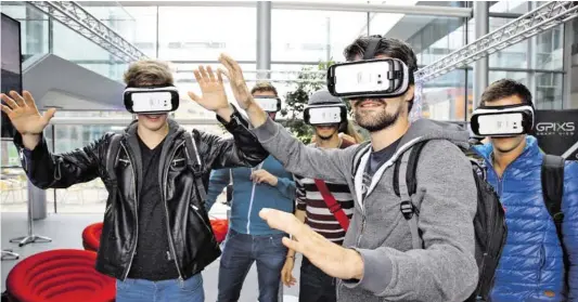  ?? BILD: SN/NEUMAYR ?? Technologi­en der Zukunft (hier Virtual Reality) sind ein Schwerpunk­t der FH Salzburg.