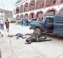  ?? ?? ▮ Personas observan los cuerpos de al menos tres hombres en una calle de Santiago Amoltepec, Oaxaca, este martes.