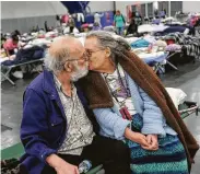  ?? Elizabeth Conley / Staff photograph­er ?? Flood evacuees Don and Peg Sauter celebrated their 55th wedding anniversar­y at a shelter.