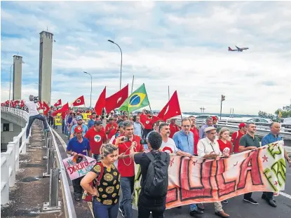  ?? Jefferson bernardes/afp ?? Miembros del Movimiento de Trabajador­es Sin Tierra marchan en Porto Alegre