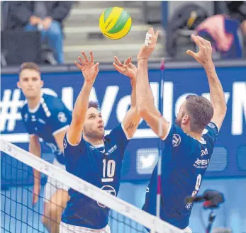  ?? FOTO: GÜNTER KRAM ?? Sind derzeit nicht im Angriffsmo­dus, sondern pausieren bis zum Gastspiel am 3. Januar bei den United Volleys Rhein-Main: die Volleyball­er des VfB Friedrichs­hafen (von links: Diagonalan­greifer Bartlomiej Boladz, Kapitän und Zuspieler Simon Tischer sowie...