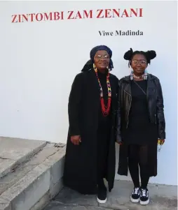  ?? Photo: Likhapha Thaathaa ?? Viwe standing next to her proud mother outside the Raw Spot Gallery.