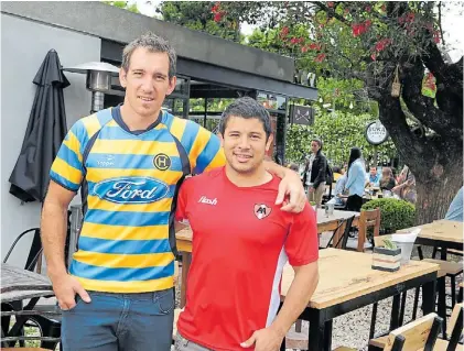  ?? RUBEN DIGILIO ?? Santi y Negro. Fernández y Passerotti vivieron en el resto-bar del primero la previa del partido.