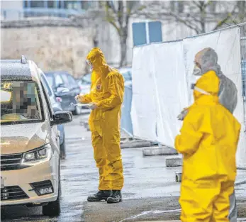  ?? FOTO: MARIUS BULLING/IMAGO IMAGES ?? Ein Drive-in-Schalter für Corona-Schnelltes­ts in Schwäbisch Gmünd: Ein sofortiges Ergebnis gebe es dort nicht, erklären Experten.