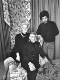  ??  ?? New York 1970 Il direttore d’orchestra e compositor­e Leonard Bernstein con sua moglie e Donald Cox, Black Panther