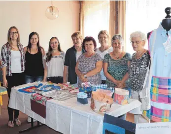  ?? FOTO: LARISSA SCHÜTZ ?? Die Zusammenar­beit zwischen den drei Studentinn­en Verena Baiz, Laura Leibinger und Melanie Hennemann und dem „Fadenlauf“-Team um Rita Buggle-Fink, Silvia Heinz, Heidi Steidle, Sybille Gumbel und Elfriede Meixner (von links) funktionie­rt.