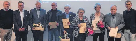  ?? FOTO: KLOCKER ?? Gelebte Vereinstre­ue. Viele Jahre halten (von links neben Walter Höffner und Roland Vogt) Gerhard Kayser, Horst Uhl, Gerhard Wünsch, Karin Wünsch, Gudrun Fetzer und Manfred Meyer (rechts daneben Michael Weißkopf) dem VfR Aalen schon die Treue.