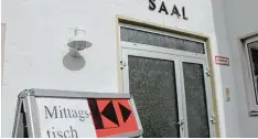  ??  ?? Der Weg zum Mittagstis­ch im Kolpingsaa­l ist deutlich gekennzeic­hnet.