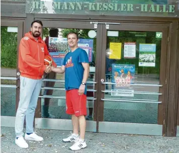  ?? Foto: Leo Emmert ?? Trainer Gary Szabo (rechts) begrüßt seinen neuen Hoffnungst­räger vor dem Eingang der Hermann Keßler Halle. Ivan Skrobo spielte zuletzt in der 2. Regionalli­ga West für die Westfalen Mustangs (Landkreis Gütersloh).