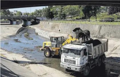  ?? ANDRÉS RODRÍGUEZ ?? Los operarios trabajan con las máquinas en la limpieza de los arroyos Rivillas y Calamón.