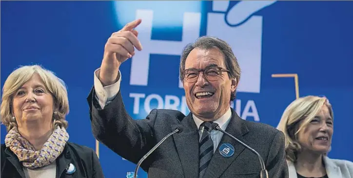  ?? QUIQUE GARCÍA / EFE ?? Artur Mas compareció en la sede del PDECat acompañado por Irene Rigau y Joana Ortega; las siglas del partido fueron sustituida­s por un “Ho tornaria a fer”