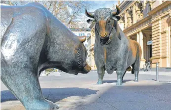  ?? FOTO: JAN HUEBNER/IMAGO ?? Bulle und Bär vor der Frankfurte­r Börse: Einer der bekanntest­en Leitsätze der Börse ist die Devise „Sell in May and go away“– doch hält sie auch einem Praxistest stand?