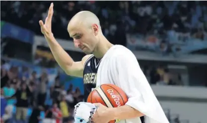  ?? AFP ?? Emanuel Ginobili se despide de la afición que apoyó al combinado argentino en el partido en el que cayó derrotado ayer ante Estados Unidos, en los cuartos de final del baloncesto masculino de Río 2016.