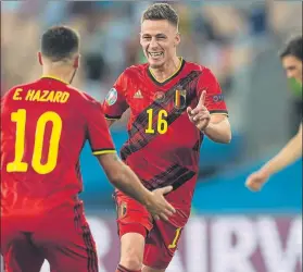  ?? FOTO: EFE ?? Eden felicita a su hermano Thorgan Hazard El gol noqueó al campeón Portugal