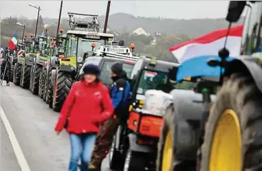  ?? Foto: Gerry Huberty ?? Rund 150 Traktoren auf der Moselbrück­e in Schengen.