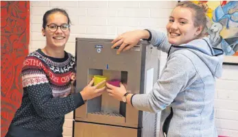  ?? FOTO: EMANUEL HEGE ?? Die Schülerver­tretung hat es immer wieder gefordert: Die Schülerspr­echerinnen Maxine Schöttle (l.) und Marie Dressler freuen sich über den Trinkbrunn­en.