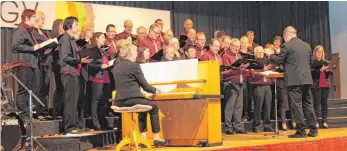  ??  ?? Als Gastchor konnte der „Liederkran­z“Oberholzhe­im beim Konzert in Mietingen restlos überzeugen.