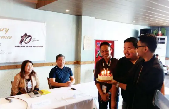  ?? — JTD ?? CLTV AT 10. CLTV36’s Joey Hernal and Jodie Mercado blow the candles on the cake in celebratio­n of the LausGroup-run TV station’s 10th year. Looking on with delight are CLTV36 President Sonia Soto and San Miguel Brewery exec Kiko Sison.