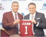  ?? ROBIN ZIELINSKI/THE LAS CRUCES SUN-NEWS VIA AP ?? NMSU athletic director Mario Moccia, left, presents basketball coach Chris Jans an Aggies jersey during Monday’s news conference.