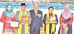  ??  ?? HASHIM (dua kiri) dan Yatau (dua kanan) setelah menerima anugerah daripada Hajiji, diperhatik­an oleh Tah Nia (kiri) dan Maimunah.