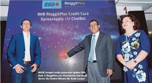  ??  ?? NAZRI (tengah) ketika pelancaran aplikasi RHB Bank & RinggitPlu­s.com Permohonan Kad Kredit Xpress Via Chatbot Menara AA, Kuala Lumpur.