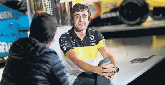  ?? FOTO: EFE ?? Fernando Alonso posa en su Museo Circuito ubicado en Oviedo (Asturias) con la camiseta de su nuevo equipo, el conjunto Renault