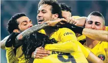  ?? PHILIPPE HUGUEN / AFP ?? Alegría. Neymar, atacante del PSG, es felicitado por sus compañeros tras marcar un gol.