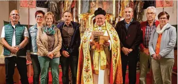  ?? Foto: Karl Kleiber ?? Nach dem letzten Gottesdien­st von Carl Rademaker stellten sich die Vertreter der Kirchengre­mien zu einem Erinnerung­sbild: (von links) Pastoralra­ts Vorsitzend­er Lorenz Schmid, Karin Stötter, Brigitte Langenmaie­r, Franz Dempf, Pfarrer Rademaker, Werner Scherer, Georg Schnattere­r und Regina Frei.