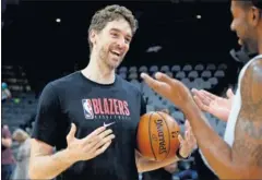  ??  ?? Pau Gasol charla con Lamarcus Aldridge en San Antonio.