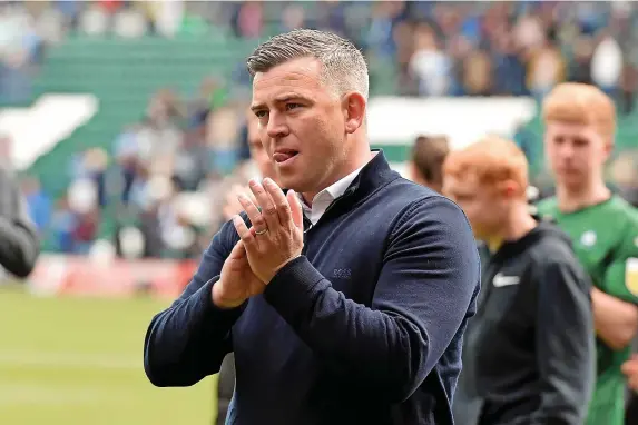  ?? MATT GILLEY ?? >
Plymouth Argyle’s forlorn manager Steven Schumacher applauds the home fans after the Pilgrims miss out on the League One play-offs