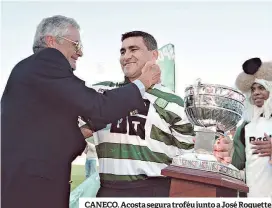  ??  ?? CANECO. Acosta segura troféu junto a José Roquette