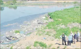  ??  ?? Autoridade­s nacionales quieren generar ecoactitud­es para salvar la cuenca del arroyo Mburicaó.