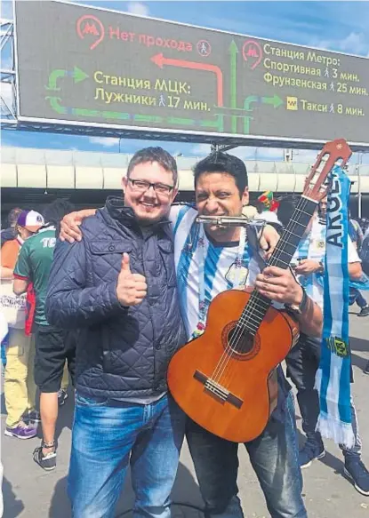  ?? (GENTILEZA CÉSAR AGÜERO) ?? Entre amigos. Agüero dice que en Rusia aprecian su música y lo tratan muy bien.