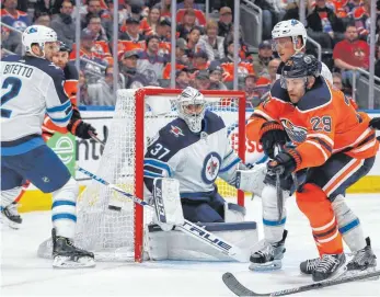  ?? FOTO: CURTIS COMEAU/ICON SPORTSWIRE/IMAGO IMAGES ?? 439 Spiele, 177 Tore, 267 Vorlagen: Die NHL-Bilanz von Leon Draisaitl (re.).