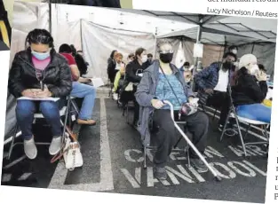  ?? Lucy Nicholson / Reuters ?? A dalt, Boris Johnson, després de rebre la primera dosi d’AstraZenec­a, el 19 de març. A baix, ciutadans vacunats, el 10 de març, a Los Angeles.