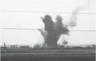  ??  ?? Une explosion provoquée par un tir de mortier de l’Armée syrienne libre, à proximité de Deir Ezzor