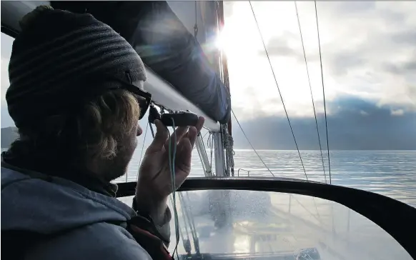  ?? PHOTOS: DAVID BROWN/THE WASHINGTON POST ?? With New Zealand all around them, nine adults bonded while spending two weeks learning to sail from scratch.