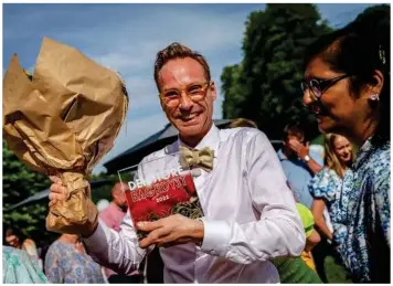  ?? FOTO: DR ?? Det var en stolt Klaus Andersen, der kunne løfte trofæet i ’ Den store bagedyst’ i 2022.